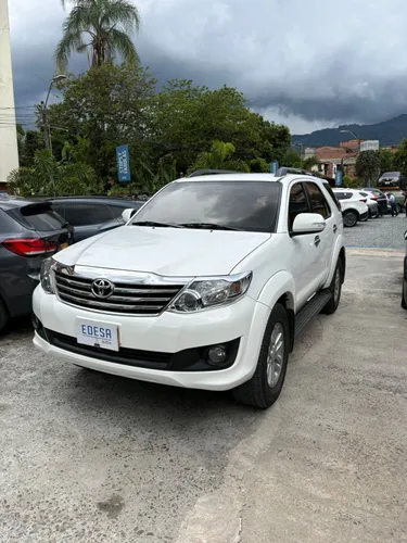 TOYOTA FORTUNER SR5