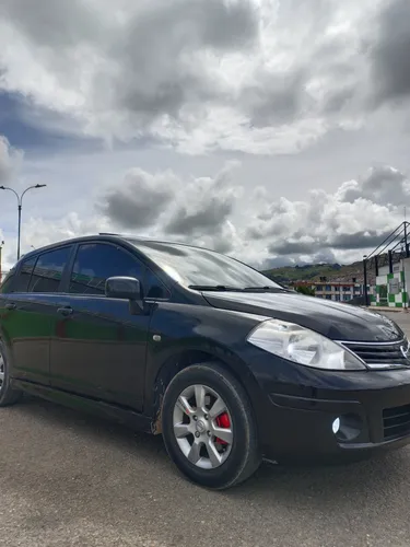 Nissan Tiida Acenta 1.8 mecánico caja 6ta