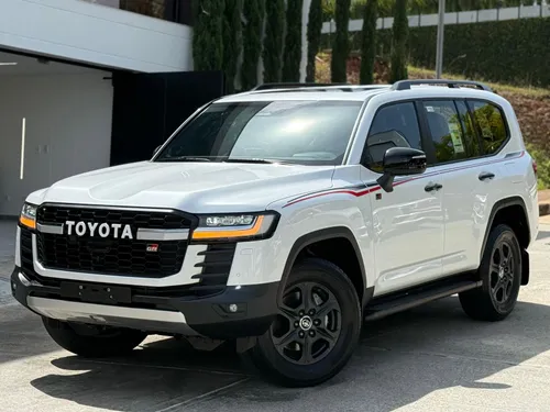 Toyota Land Cruiser Sahara LC300 GR Sport 2025 