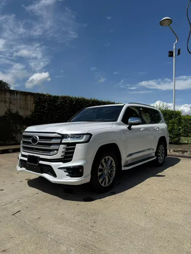 Toyota Land Cruiser 300 VXR AEROKIT OMÁN 2025
