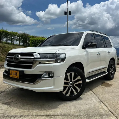 Toyota LC200 Sahara Executive Lounge 2020 B2