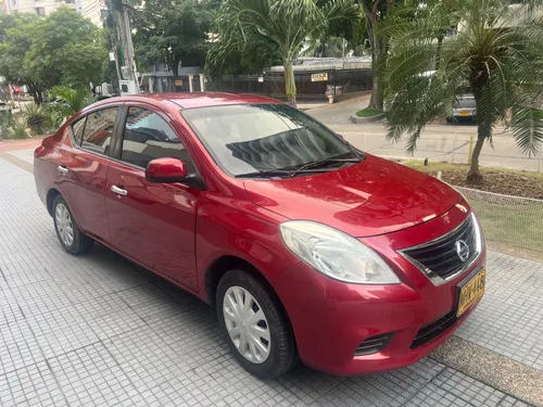 Nissan Versa AT 2012