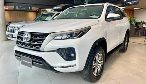 Toyota Fortuner SR 2026