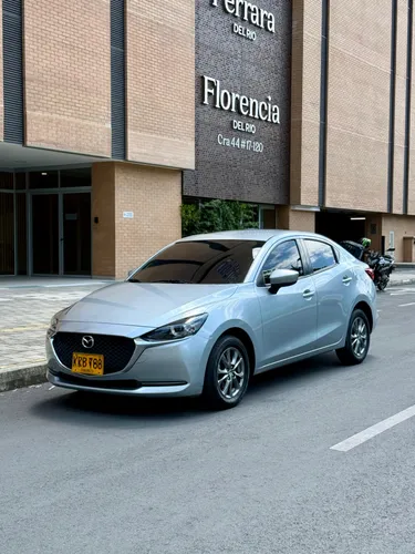 Mazda 2 Sedan Touring modelo 2022