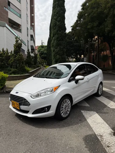 Ford fiesta Titanium sedan At 2015