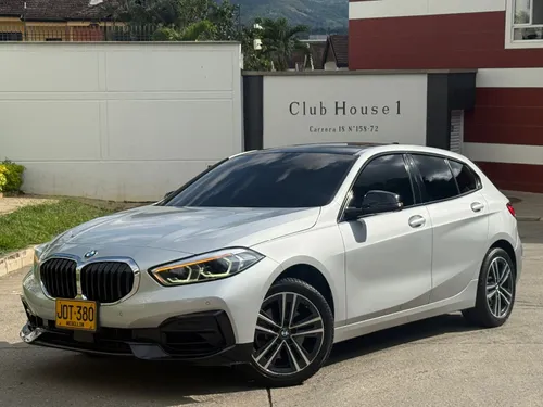 BMW 118i sport line modelo 2021