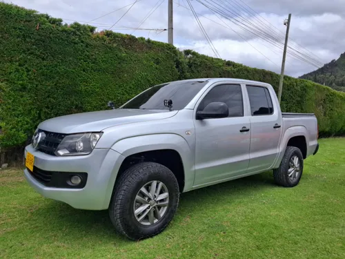 2017 VOLKSWAGEN AMAROK COMFORTLINE. 4X4 TURBO DIESEL. BUENISIMA. PAPELES NUEVOS. LLANTAS NUEVAS.