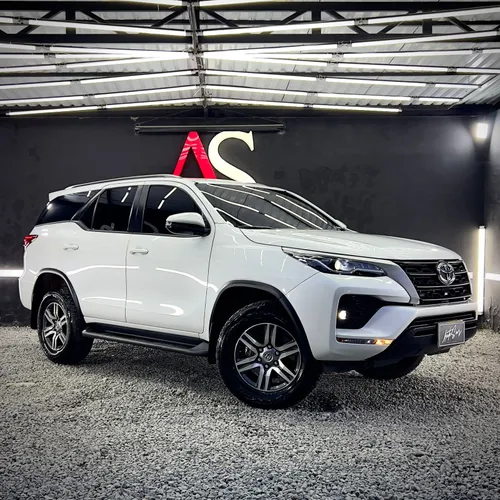 TOYOTA FORTUNER SR BLANCO 2.4 2023 AT DIESEL