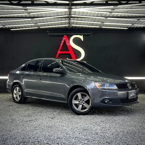 VOLKSWAGEN NUEVO JETTA TRENDLINE GRIS 2.5 2014 AT