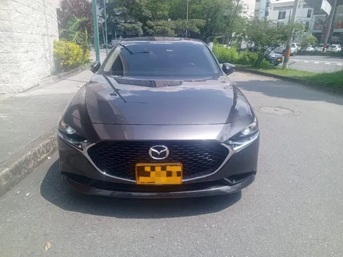 Mazda 3 Touring cara nueva color Machine Gray 2021