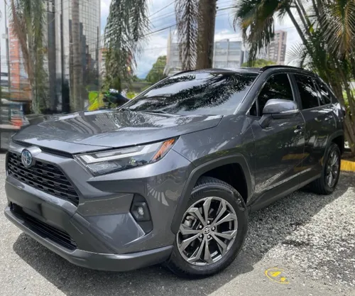 Toyota rav4 XLE 4x4 híbrida 2024