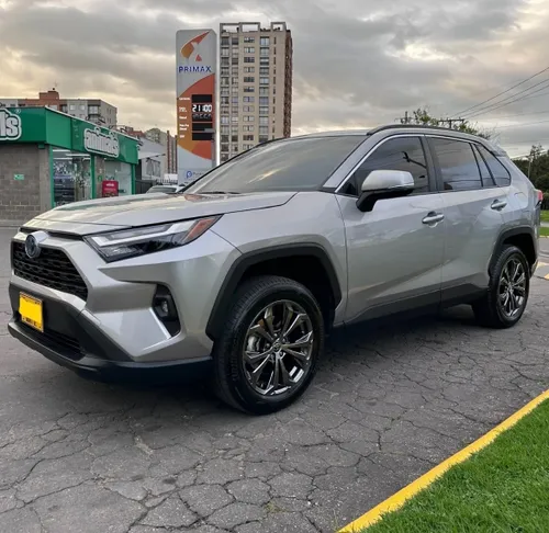 Toyota rav4 XLE 4x4 híbrida 2024