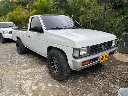 NISSAN D21  2008 cabina sencilla con Platón 2.4 gasolina 4x2 con 240.000 km Cap 1 Ton
