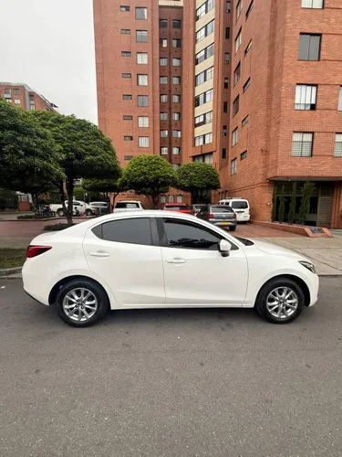 Mazda 2 sedan touring 