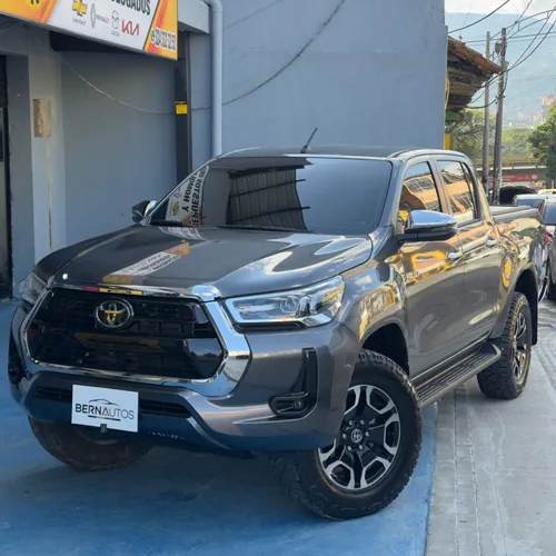 Toyota Hilux 2.8 SRX diésel aut 