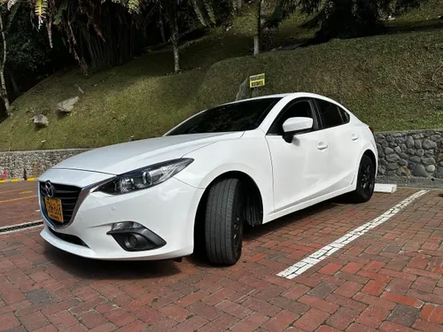 Mazda 3 Sedán 2016  Impecable Rines de Lujo y Listo para Traspaso