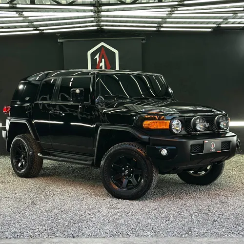 TOYOTA FJ CRUISER BLACK AND WHITE 2018
