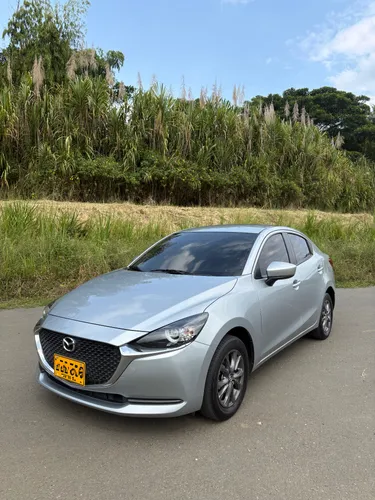 Mazda 2 Sedán Automático 2023  43.000 km  Asegurable  Duea directa