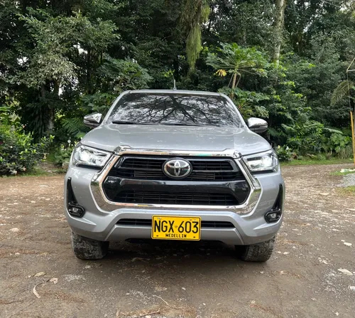 Toyota Hilux 2023 full equipo