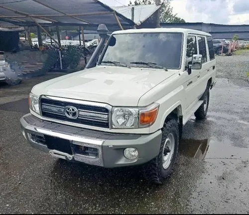 Toyota Land Cruiser V6 2015