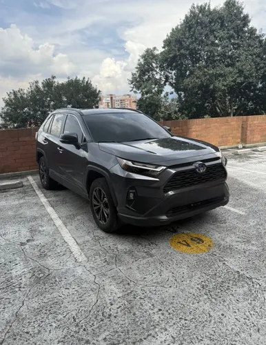 Toyota rav4 XLE 4x4 híbrida 2024