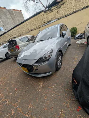 Mazda 2 touring sedan modelo 2024