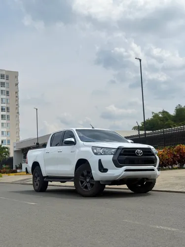 Toyota hilux 2021 diésel 4x4 