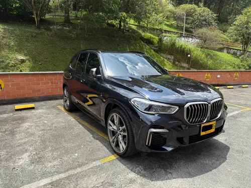 BMW X5 M50i 