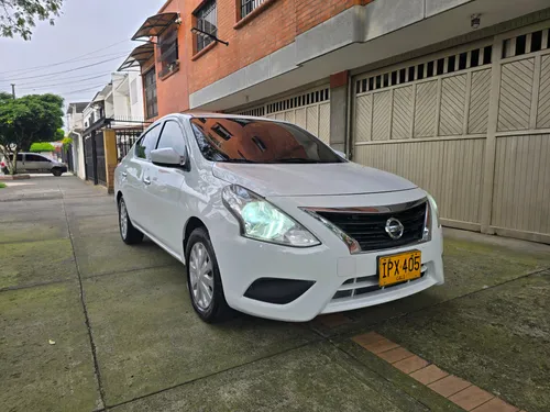 Nissan versa 1.6 automático sense 