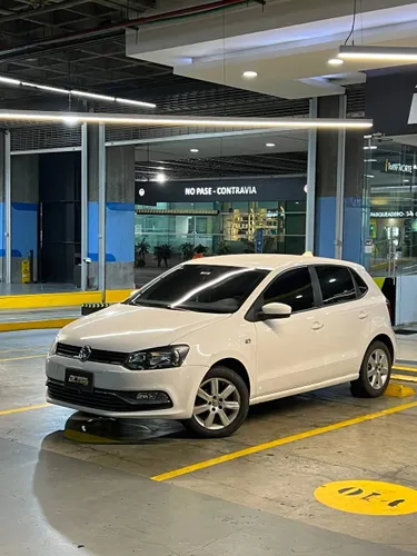 VOLKSWAGEN POLO COMFORTLINE AT 2015