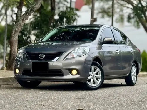 Nissan Versa Advance Automático 2015