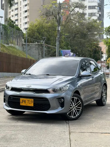 KIA RÍO VIBRANT  MODELO 2021  AUTOMÁTICO