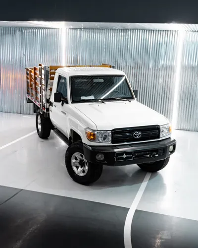 TOYOTA LAND CRUISER 79 estacas