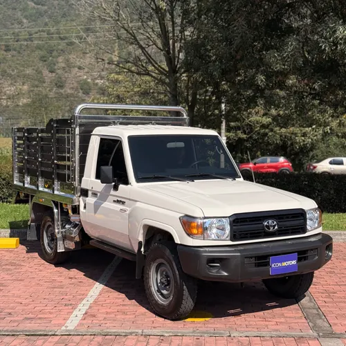 Toyota Land Cruiser LC79 Estacas 2023 