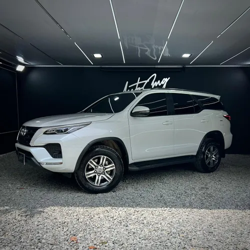 TOYOTA FORTUNER SR BLANCO 2.4 2023 AT DIESEL