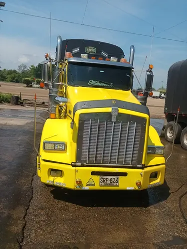 Se vende Tractomula Kenworth T800 completa con tráiler modelo 2021