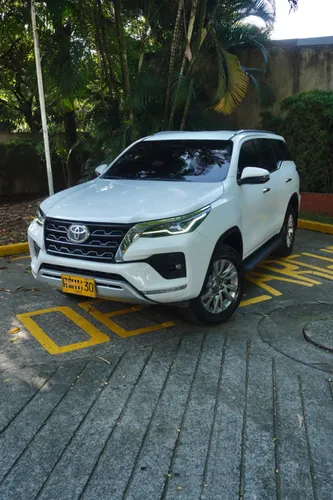  Toyota Fortuner SRV 2021  Blanco  Automática  Excelente estado