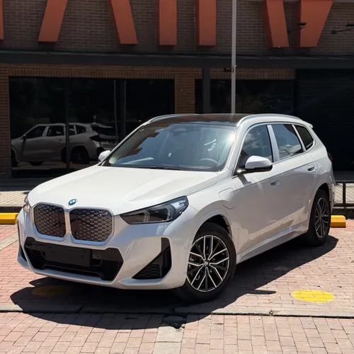 BMW iX1 eDrive25L 2026  100 Eléctrica  0 kilómetros y lista para matricular