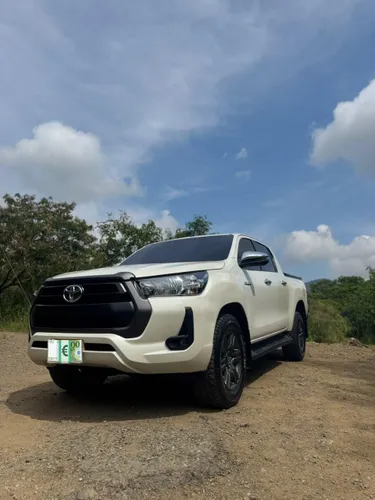 TOYOTA HILUX 2.4 DIESEL BLINDAJE 2 PLUS