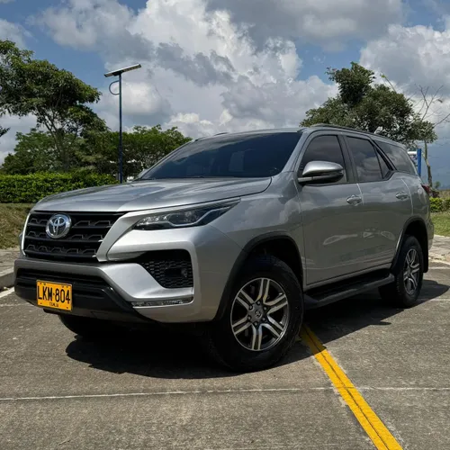 TOYOTA FORTUNER SR 2.4