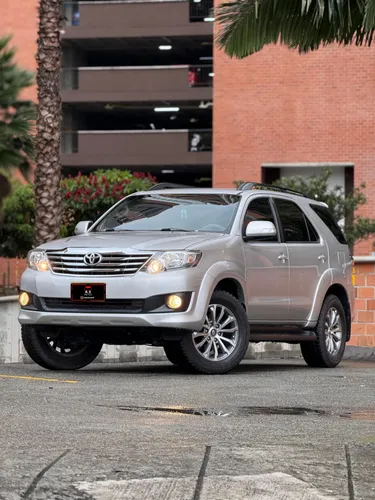 Vencambio Toyota Fortuner 2012 Automática 
