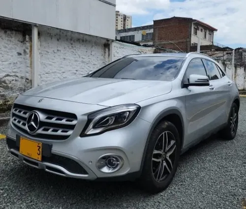MERCEDES- BENZ GLA 200