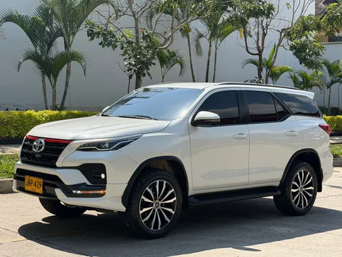 TOYOTA FORTUNER SR 2.4