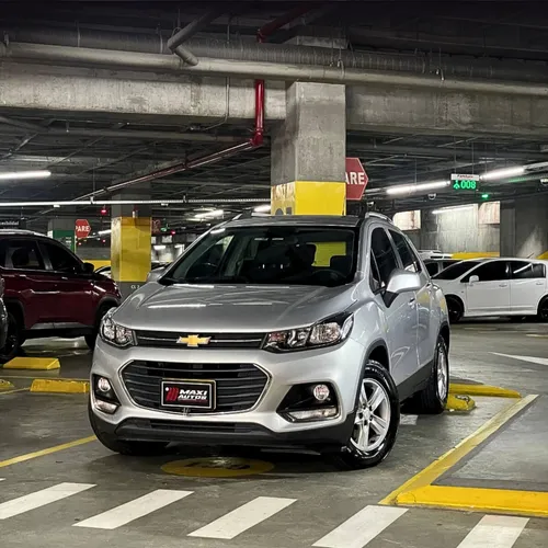 CHEVROLET TRACKER LS 4X2 2018 PLATA SABLE 1.800CC AT GASOLINA 70.500KM