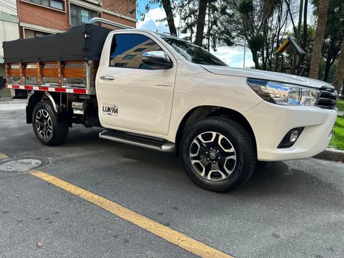 Toyota Hilux 2.7 estacas 4x2