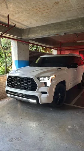 Toyota sequoia CAPSTONE 