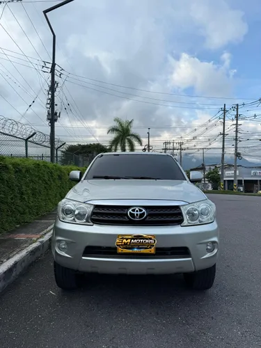 TOYOTA FORTUNER 2011
