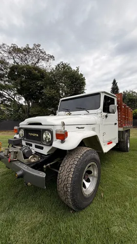 Camioneta Toyota FJ43 Estacas  