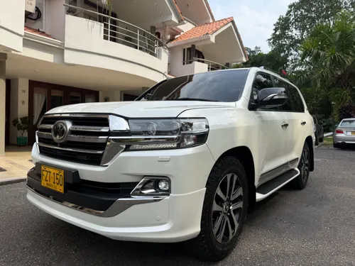 TOYOTA LC200 SÁHARA VERSIÓN EXECUTIVE LOUNGE 