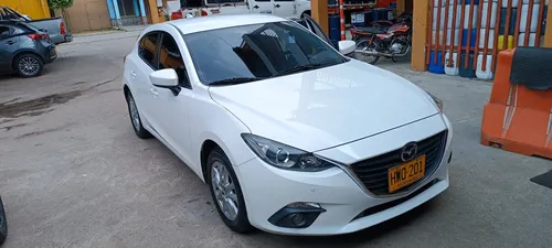 Mazda 3 TOURING HB automático y cojineria en cuero